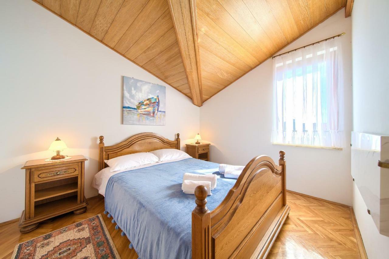 Apartment Galerija By El-Pi Tours Njivice Extérieur photo